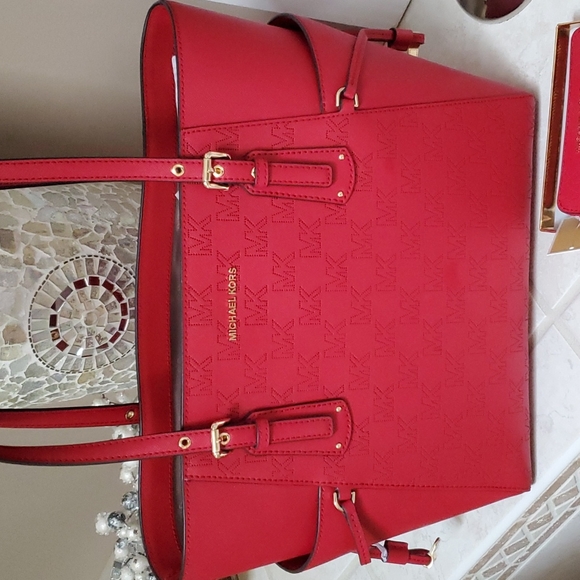 ❤❤️‍🔥 MICHAEL KORS Voyager Crimson East West Tote & Matching Wallet ❤️‍🔥❤️‍ - Picture 1 of 16